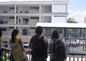 En la apuesta por la educación, 221 jóvenes de Medellín recibirán becas para la universidad.